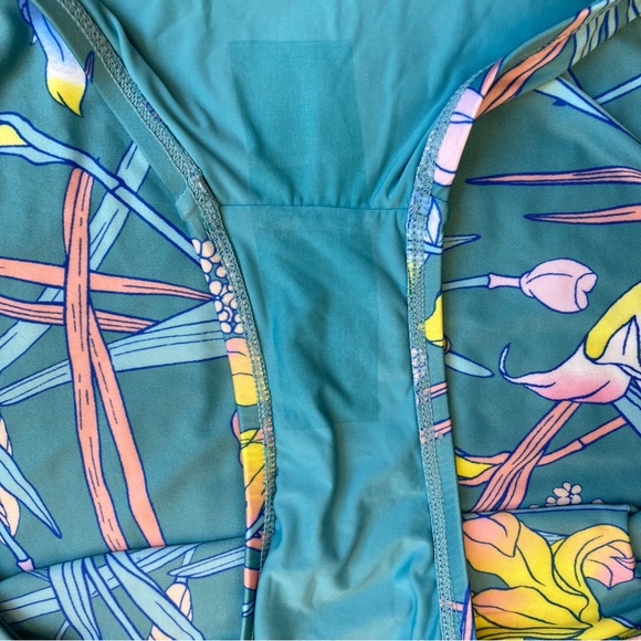 ModCloth The Kelsie Ruffle Blue Floral Plunge Neck One Piece Swimsuit Sz L - Picture 12 of 16